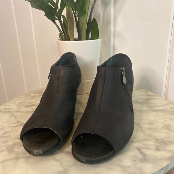 Munro Luisa Black Suede Peep Toe Booties - Picture 3 of 7